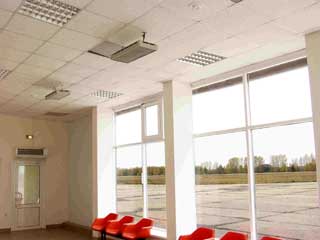Инфракрасные обогреватели «ОНИКС-15» в зале ожидания аэропорта «Туношна» (первоначальная модификация)